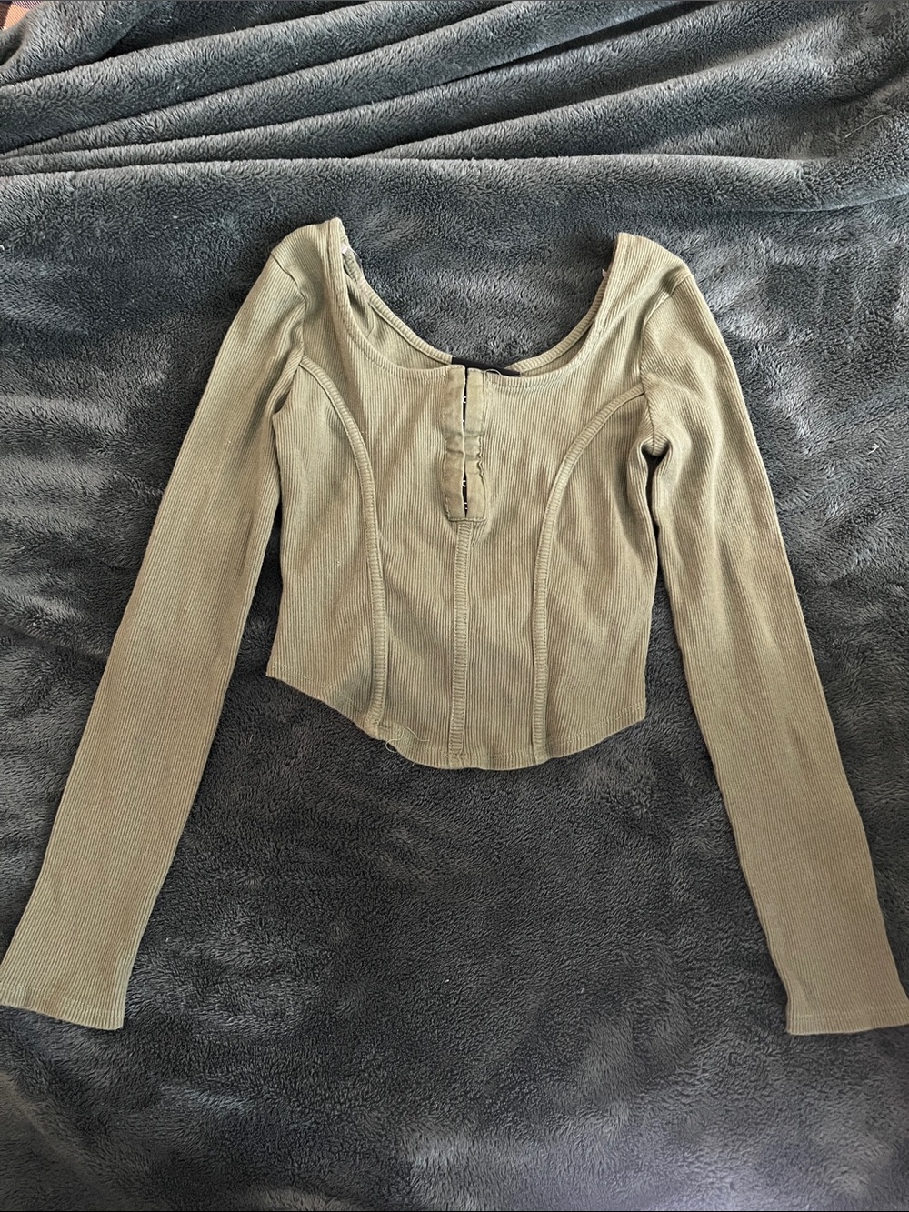 Ribbed Long-Sleeve Scoop Neck Top in Olive
